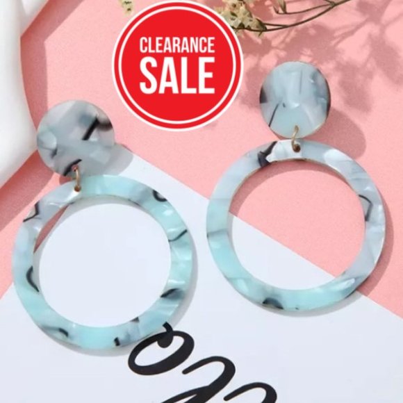 Jewelry - 🔴5/$15🔴CLEARANCE Big Blue Acrylic Earrings NEW